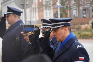 mundurowi oddają hołd poprzez salutowanie