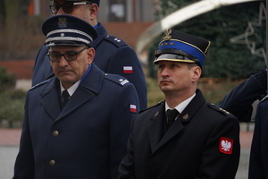 policjant oraz strażak w mundurach galowych