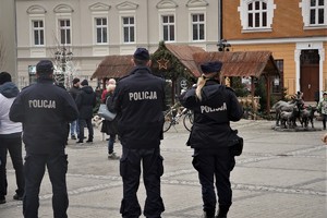 troje policjantów na płycie mikołowskiego rynku