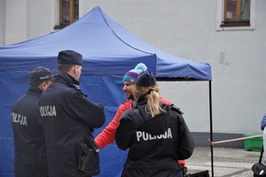 policjanci rozmawiają z organizatorem
