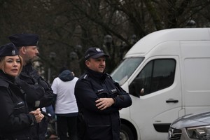 troje policjantów podczas zabezpieczenia imprezy na mikołowskim rynku