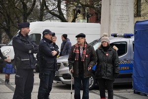 policjanci rozmawiają ze starszym mężczyzną i kobietą