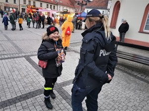 policjantka rozmawia z małym chłopcem