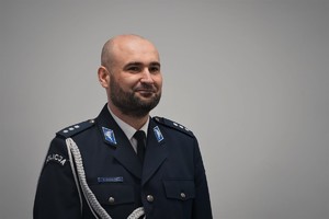 policjant w mundurze galowym