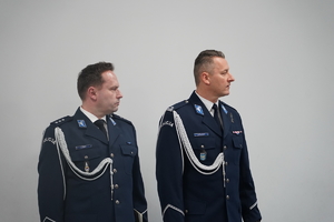 dwaj policjanci w mundurach galowych podczas uroczystej zbiórki