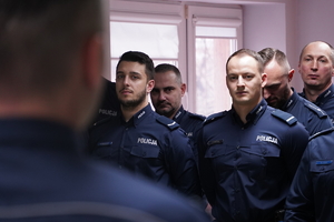 stojący w szeregach policjanci