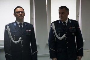 Komendant Powiatowy Policji w Mikołowie obok niego Komendant Wojewódzki Policji w Katowicach
