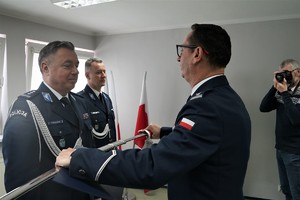 komendant wojewódzki przekazuje szablę oficerską komendantowi powiatowemu