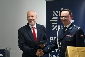 Starosta Mikołowski gratuluje komendantowi