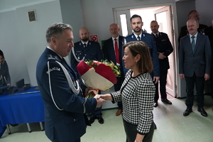 Komendant Wojewódzki Policji w Katowicach gratuluje małżonce Komendanta Powiatowego