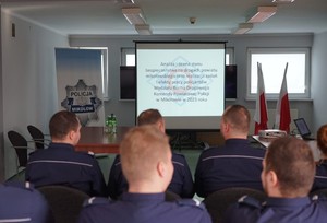 na zdjęciu widać policjantów w sali