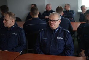 policjanci siedzą przy stole