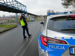 Na zdjęciu widać policjantkę oraz radiowóz