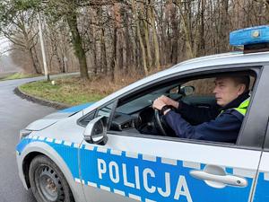 Na zdjęciu widać policjanta w radiowozie