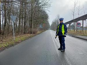 Na zdjęciu widać policjantkę na ulicy