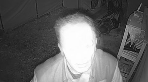 zdjęcie czarno-białe, mężczyzna w starszym wieku, zdjęcie zrobione w nocy, widać jedynie twarz