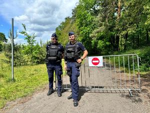 na zjdęciu widać dwóch policjantów