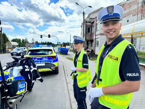 na zdjeciu widać policjantów na drodze