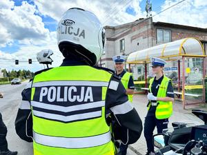 na zdjęciu widać policjantów i motocykl