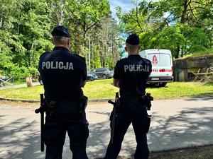 na zdjęciu widać dwóch policjantów