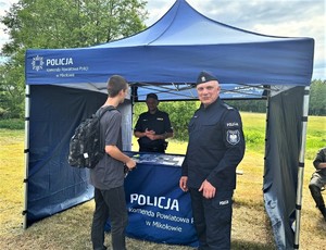 na zdjęciu widać policjantów i mężczyznę