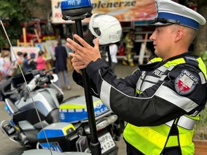 na zdjeciu widać policjanta i motocykl