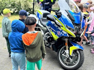 na zdjęciu widać dzieci i motocykl