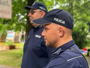 na zdjeciu widać policjantów