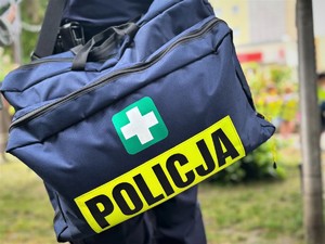 na zdjeciu widać torbę z napisem policja