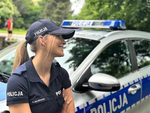 na zdjęciu widać policjantkę i radiowóz