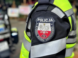 na zdjeciu widać naszywkę z napisem Policja