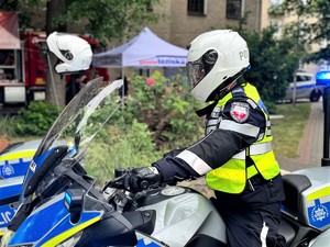 na zdjęciu widać policjanta na motocyklu