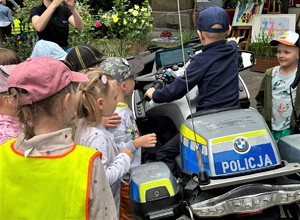 na zdjeciu widać motocykl i dzieci