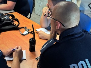 na zdjeciu widać policjantów na sali