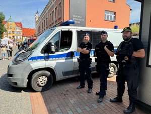 na zdjęciu widać policjantów przy radiowozie