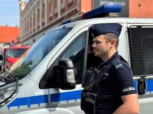 na zdjęciu widać policjanta przy radiowozie