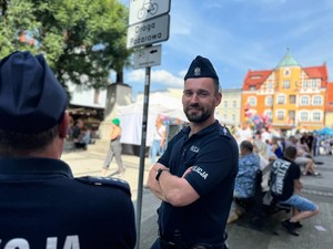 na zdjeciu widać policjanta