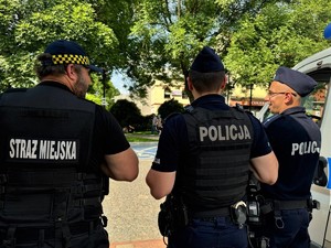 na zdjeciu widać policjantów