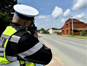 na zdjęciu widać policjanta przy drodze