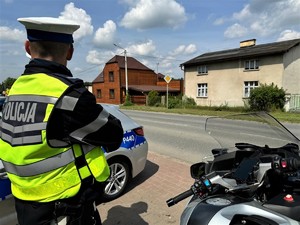 na zdjęciu widać policjanta przy motocyklu