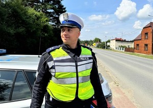 na zdjęciu widać policjanta przy radiowozie