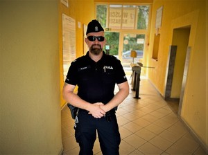 na zdjeciu widać policjanta