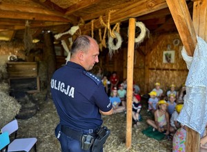 na zdjeciu widać policjanta i dzieci