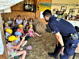 na zdjeciu widać policjanta i dzieci