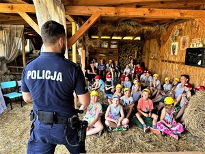 na zdjeciu widać policjanta i dzieci