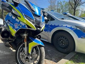 na zdjęciu widać policyjny radiowóz i motocykl