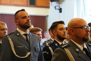 na zdjeciu widać stojących policjantów