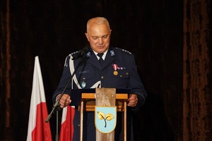 na zdjeciu widać przemawiającego policjanta