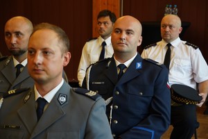 na zdjeciu widać stojących policjantów