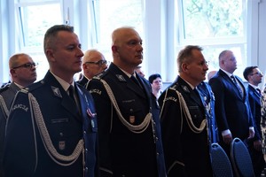 na zdjeciu widać stojących policjantów